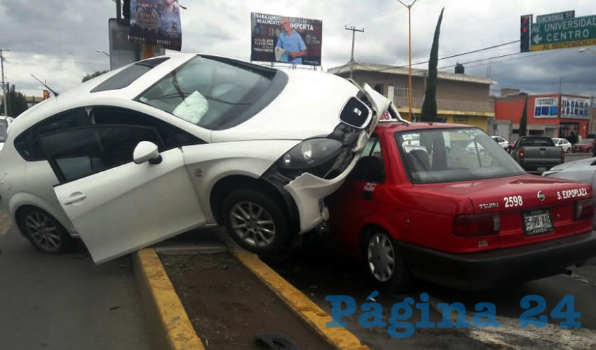 El Seat Le&oacute;n cay&oacute; sobre el veh&iacute;culo de alquiler