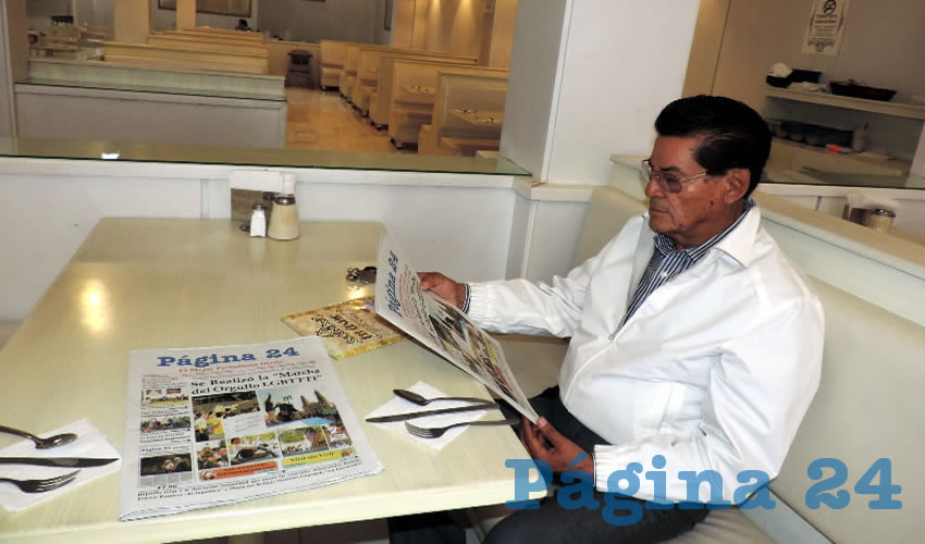 El profesor Herminio Ventura Rodr&iacute;guez tom&oacute; el primer alimento del d&iacute;a en el restaurante Del Centro
