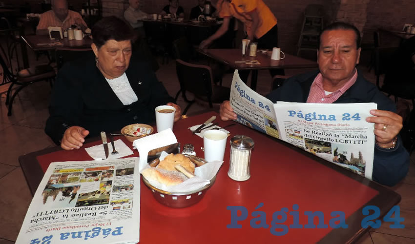 Los esposos Lupita Rangel y Ra&uacute;l Arellano Ibarra desayunaron en el restaurante Las Antorchas