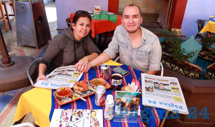En el Mercadito Gastronómico Colón, tomaron el primer alimento del día Paola Unger Reynoso y Óscar Romo Alatriste