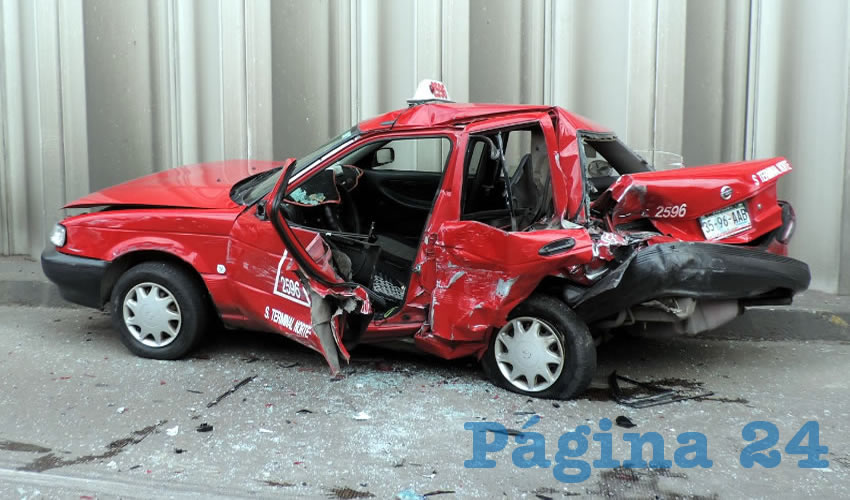 Destruido qued&oacute; el taxi 2596, que conduc&iacute;a Ismael Ju&aacute;rez Fr&iacute;as
