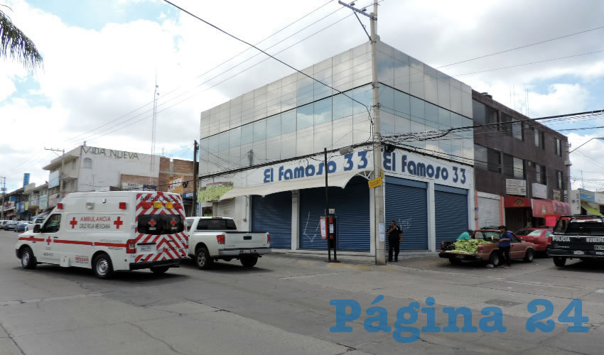 Dos hampones irrumpieron en la tienda ubicada en la esquina de avenida Hacienda de Ojocaliente y calle Hacienda Gracias a Dios