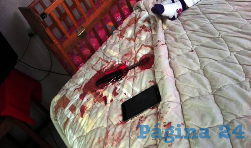 Sobre la cama, en la cual también yacía la niña, la mujer dejó un cuchillo con el que se hirió, así como otros objetos