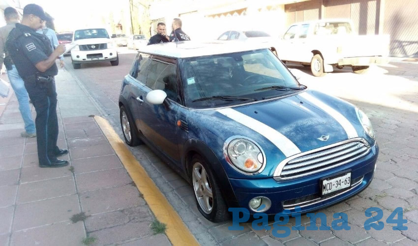 El automóvil Mini Cooper que usaron los cacos para huir