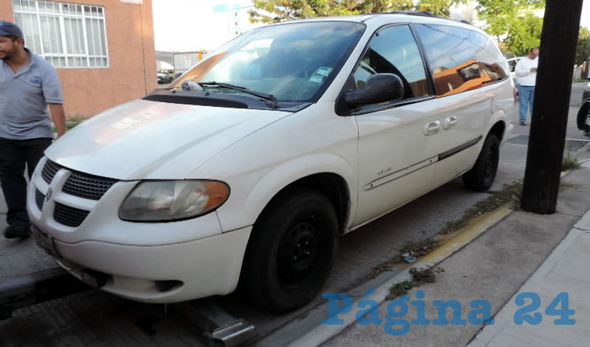 En esta camioneta Dodge Grand Caravan huyeron los maleantes, pero cuatro de ellos fueron arrestados