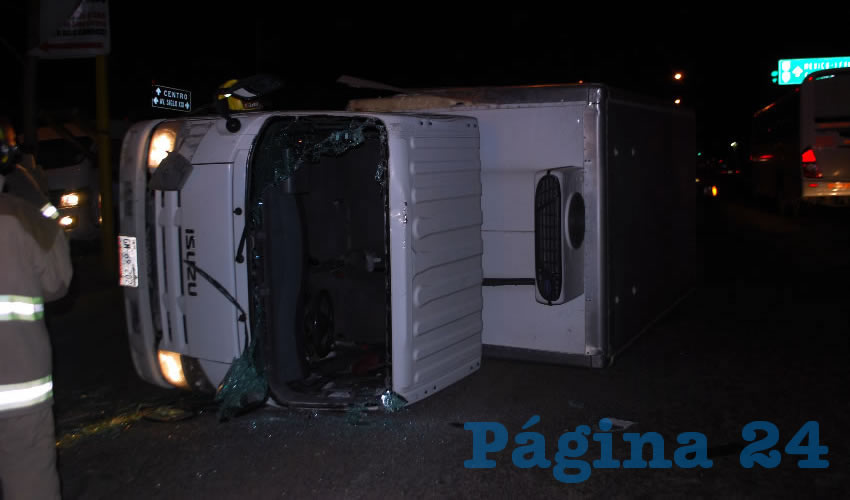 El volcado camión Isuzu, propiedad de Leche Sello Rojo