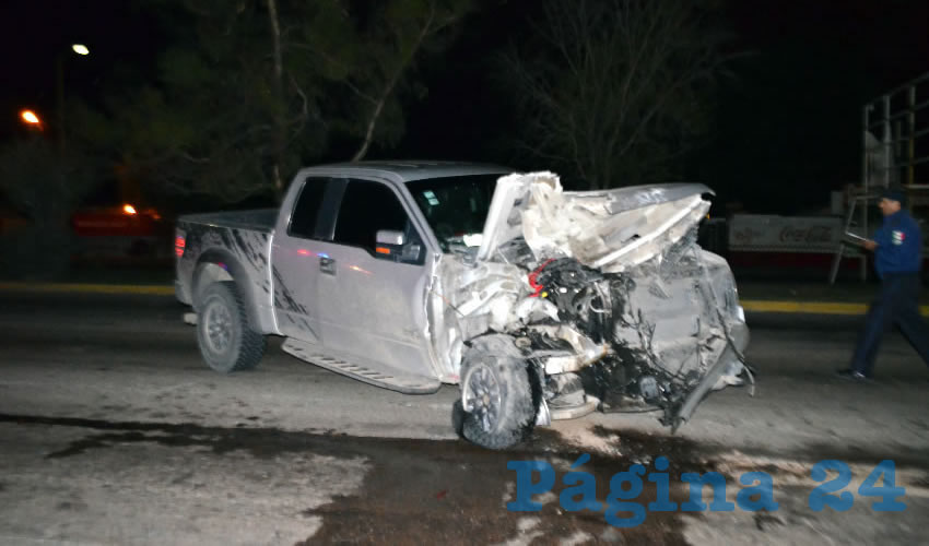 La camioneta Ford Raptor se estamp&oacute; por alcance contra un autob&uacute;s de &Oacute;mnibus de M&eacute;xico