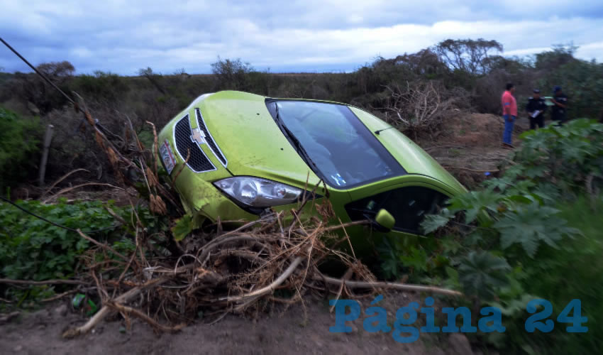 El ebrio Josué Emmanuel Velasco Acosta fue vencido por Morfeo y su auto fue a caer en una zanja