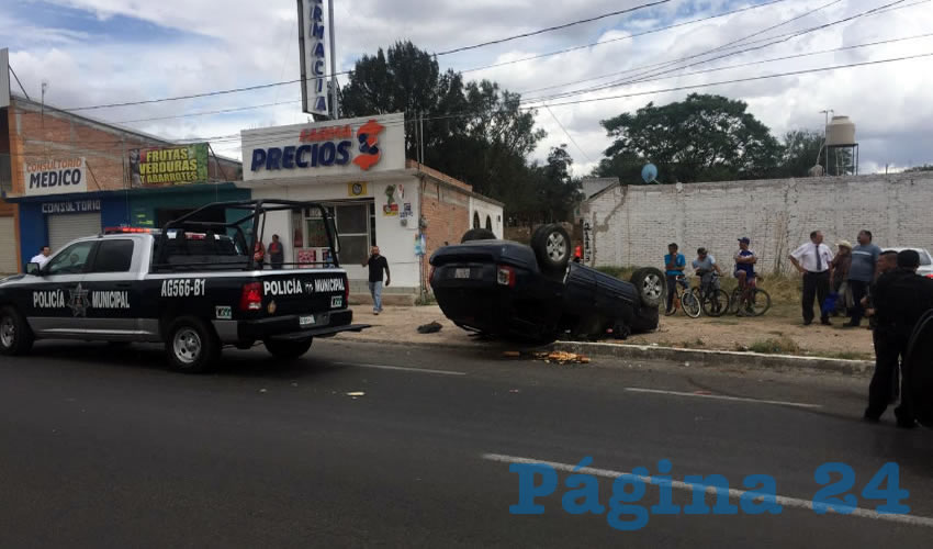 La camioneta Jeep Grand Cherokee terminó volcándose