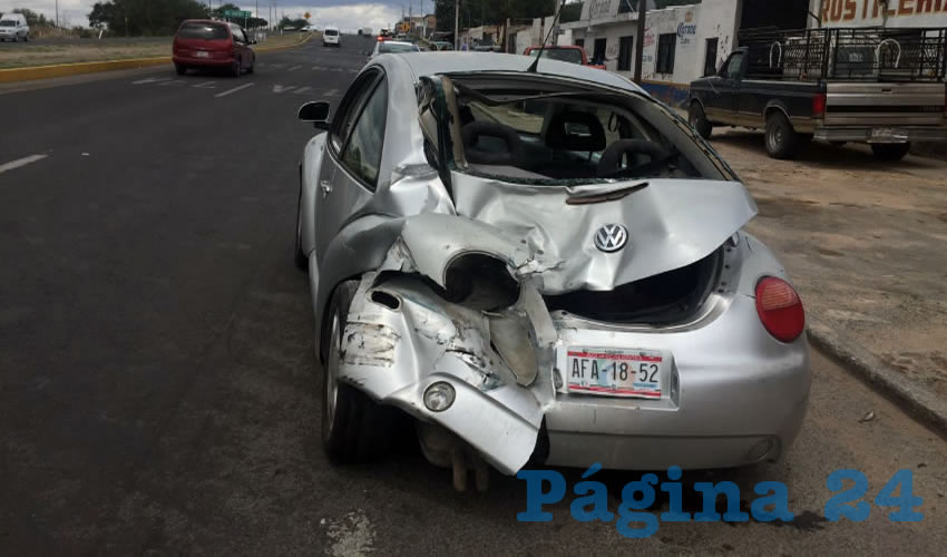 El Volkswagen Beetle sufrió severos daños en su parte trasera