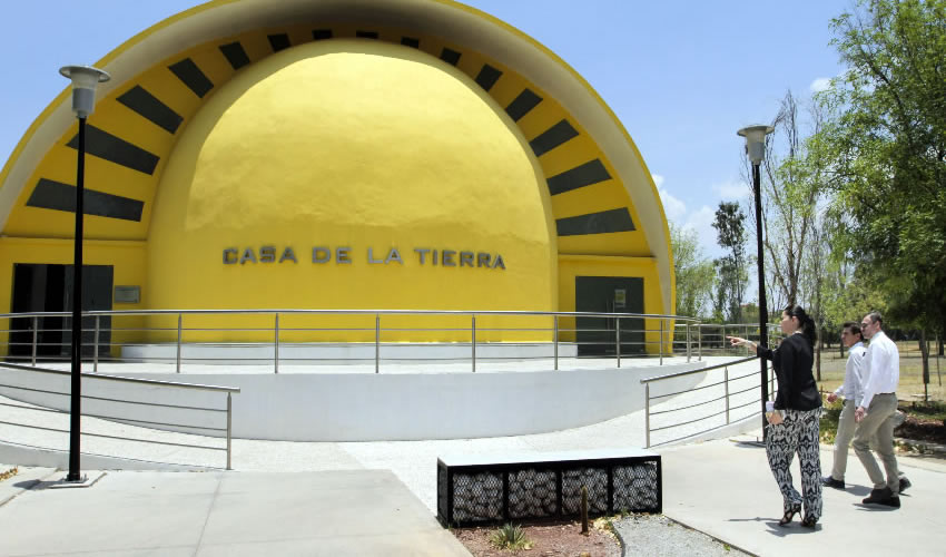 El rector de la UAA y el titular del IDSCEA realizaron un recorrido en la &ldquo;Casa de la Tierra&rdquo;