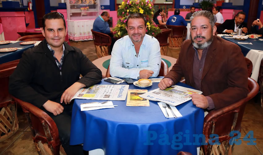En La Saturnina almorzaron Vicente Pérez Almanza, Pedro Delgado Carrillo e Ikua Cardona Luiz, asesor de la regidora priísta Hazel Montejano