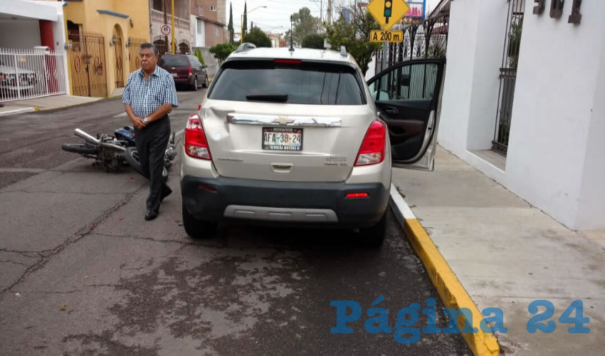 David Alonso Huerta derrap&oacute; su jaca de acero y se fue a estampar contra la parte trasera izquierda de una camioneta Chevrolet Trax