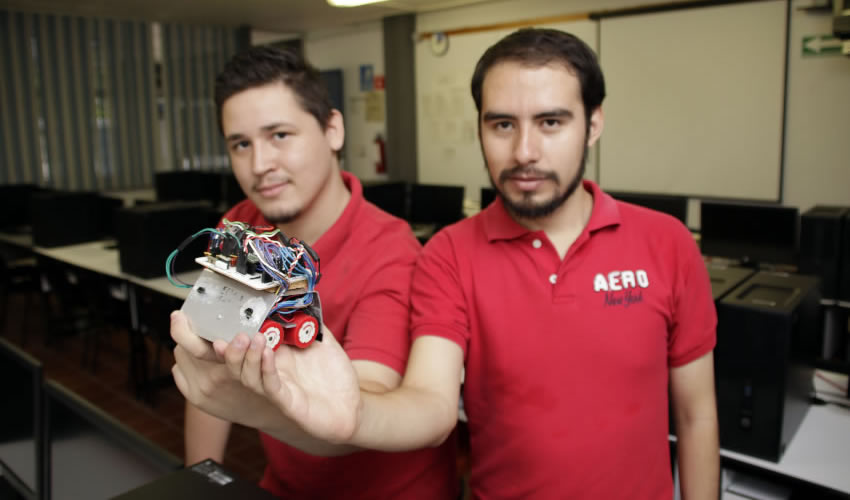 Oscar Daniel Romero Ramos y Mart&iacute;n Segovia, estudiantes de Ingenier&iacute;a en Electr&oacute;nica participaron en la categor&iacute;a minisumo con un robot