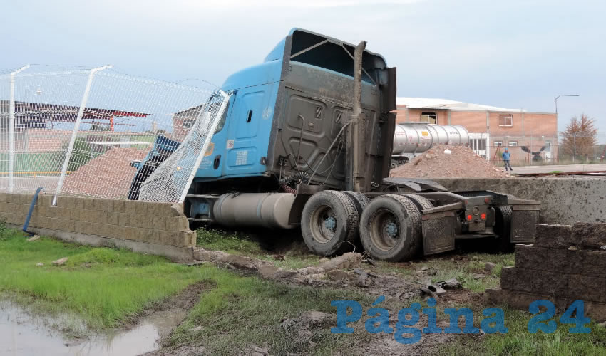 Tras el brutal encontronazo, el tráiler salió del camino y se estampó contra la malla ciclónica de una empresa