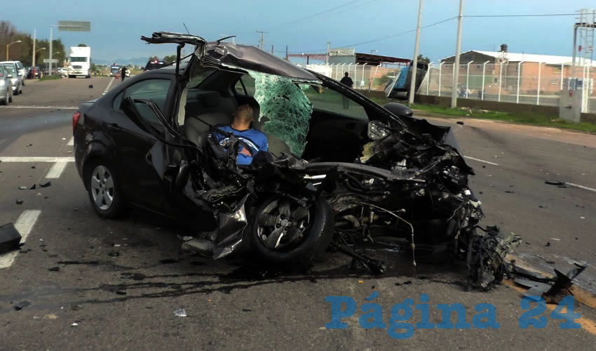 Totalmente destrozado quedó el auto Chevrolet Sonic; dos de sus tripulantes murieron