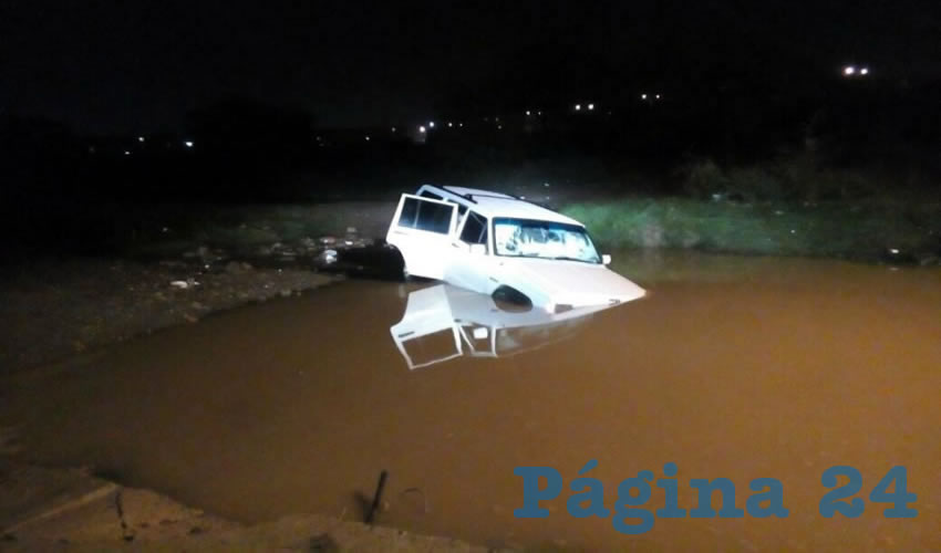 La camioneta Jeep Grand Cherokee, previo a ser rescatada por una grúa