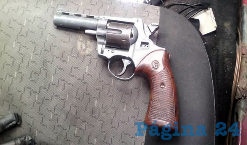 En el piso del vehículo que acababan de robar, escondieron la pistola