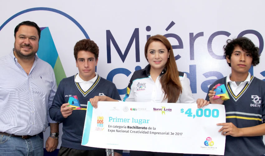 Como muestra de reconocimiento, la alcaldesa entregó un estímulo económico como incentivo para respaldar sus estudios