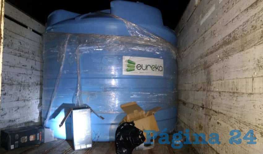 Uno de los seis tanques de cinco mil litros de capacidad, que ya hab&iacute;an llenado los huachicoleros
