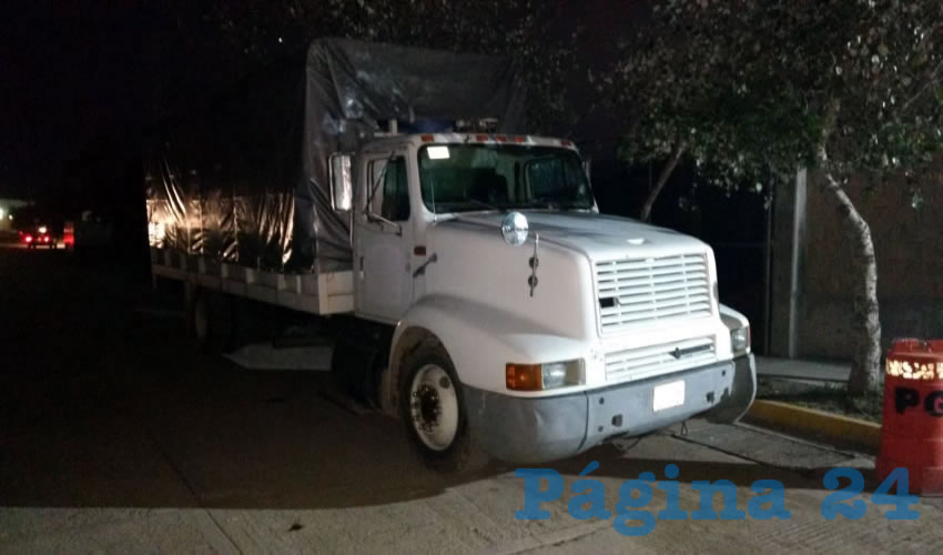 Los delincuentes fueron sorprendidos junto a este cami&oacute;n torton blanco, con placas del estado de Jalisco