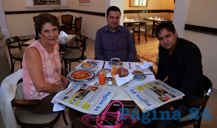 En Sanborns Francia tomaron el primer alimento del día María de Jesús Ramírez Castro, síndica de Hacienda en el Municipio, Enrique Llamas Ramírez y Juan José Gómez Diosdado