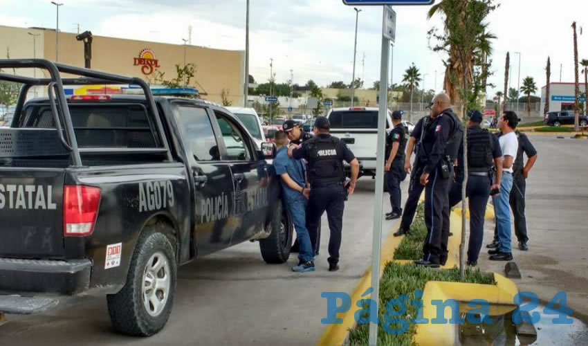 Polic&iacute;as someten a uno de los tres delincuentes, que de acuerdo a informaci&oacute;n extraoficial, son &ldquo;p&aacute;jaros de cuenta&rdquo;