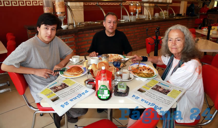 Miguel &Aacute;ngel P&eacute;rez Verd&iacute;n, Alfredo P&eacute;rez de la Torre y Marta Garc&iacute;a Renart, pianista y compositora; compartieron el pan y la sal en el restaurante Mitla