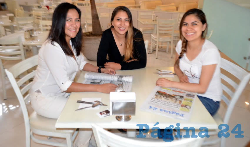 Las hermanas Aída, Laura y Carmen Martínez, que nos visitan de la Ciudad de México, tomaron el primer alimento del día en el restaurante Del Centro