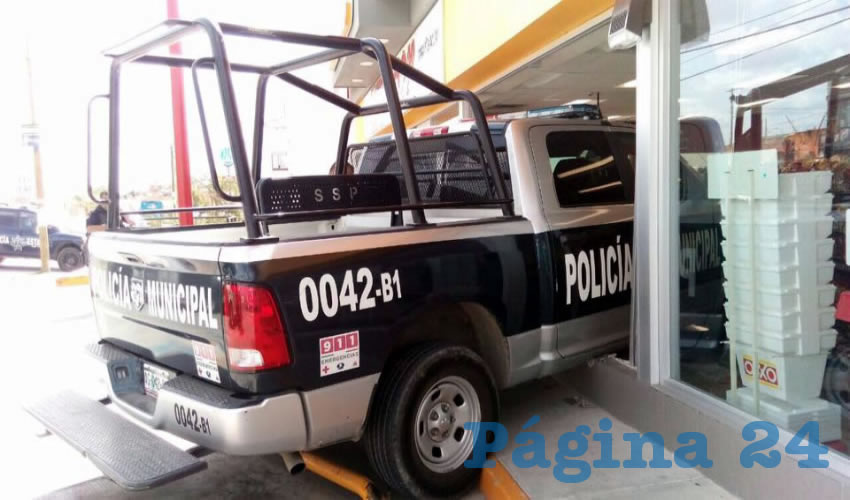 El oficial Miguel Ángel Salas Campos perdió el control del volante debido a una crisis hipertensiva, y la camioneta se introdujo violentamente en la tienda Oxxo