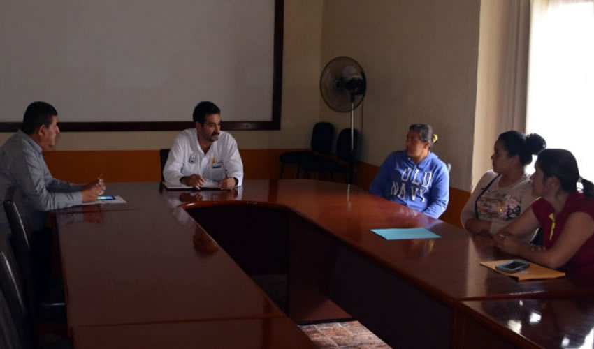 El presidente municipal de El Llano, Ramiro Salas Pisa&ntilde;a, se reuni&oacute; con familiares de migrantes hallados en San Antonio