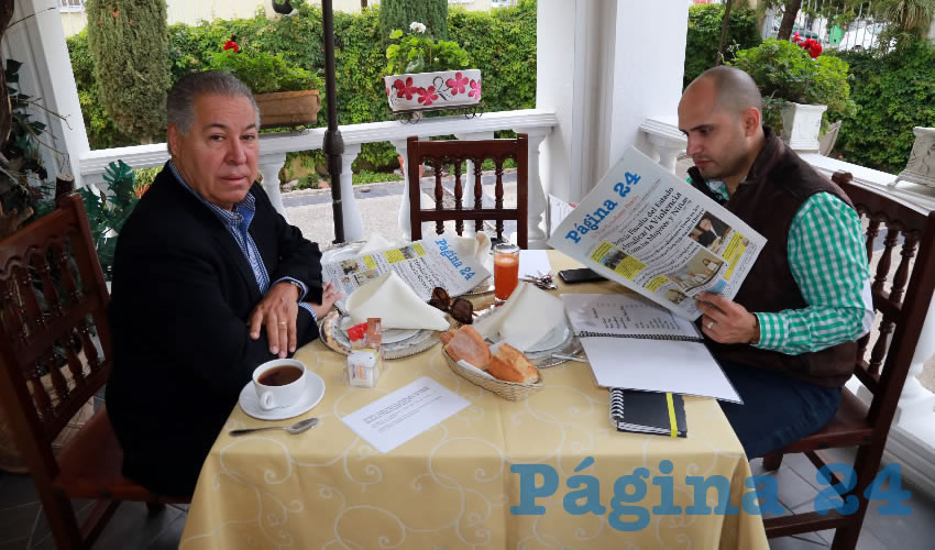 En el restaurante La Parra, compartieron el primer alimento del d&iacute;a Sergio Torres Nafarrate y Diego Torres P&eacute;rez