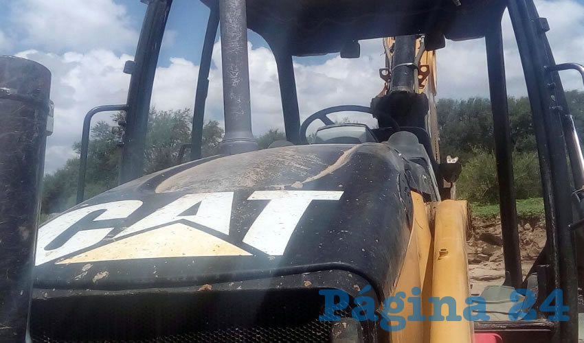 Los sujetos sacaban la tierra con una retroexcavadora y la colocaban en un camión de volteo