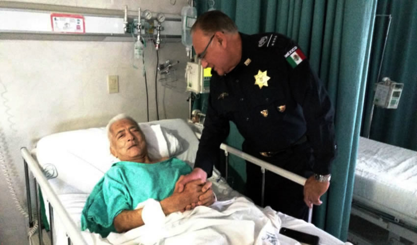 El secretario de Seguridad Pública del Estado, Sergio Alberto Martínez Castuera, visitó a Guadalupe Esparza en el hospital