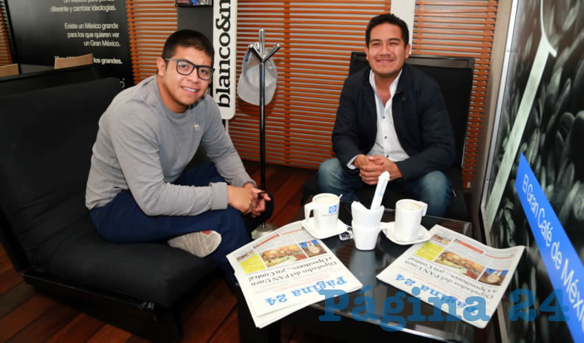 En Caf&eacute; Punta del Cielo departieron Erick Calder&oacute;n Centeno y Osvaldo Olmedo Calder&oacute;n, visitante de Puebla