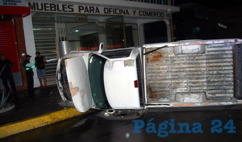 Tras destruir un arbolito, el borracho Jos&eacute; Luis Valadez Mu&ntilde;oz volc&oacute; la camioneta Chevrolet S10