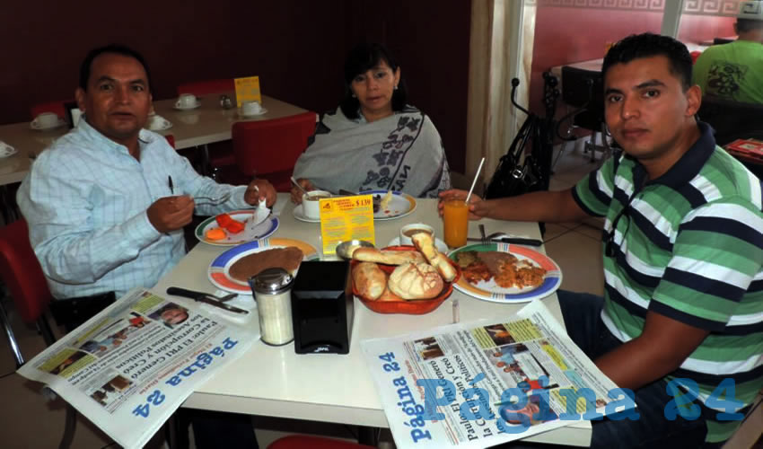 En el restaurante Mitla desayunaron el maestro jubilado Roberto Valenzuela, su esposa Lupita Mart&iacute;nez Hern&aacute;ndez y su hijo, el doctor Roberto Valenzuela Jr.