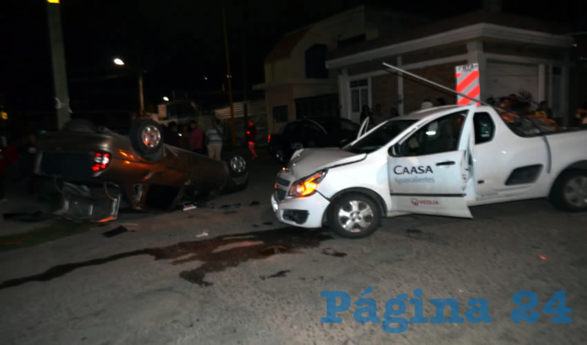 El auto Chevrolet Chevy Monza se volc&oacute; tras ser embestido por la camioneta Chevrolet Tornado