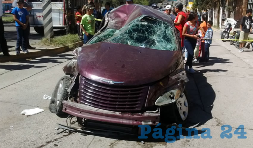 Sobre avenida Siglo XXI, la Chrysler PT Cruiser chocó contra dos árboles y un anuncio vial para dar varias volteretas