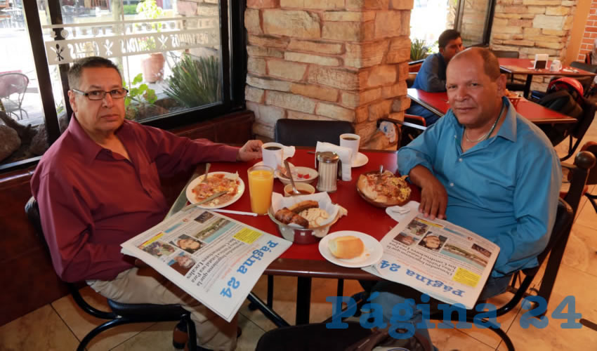 En Las Antorchas almorzaron Antonio Vicencio Moreno, colaborador de Casa del Migrante en Texas; y Xicot&eacute;ncatl Cardona Campos, director de la Casa del Migrante en el estado