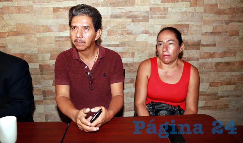 Pedro Alvarado Laredo y Sofía Hernández Rodríguez, padres de Alan, estudiante normalista (Foto: Eddylberto Luévano Santillán)