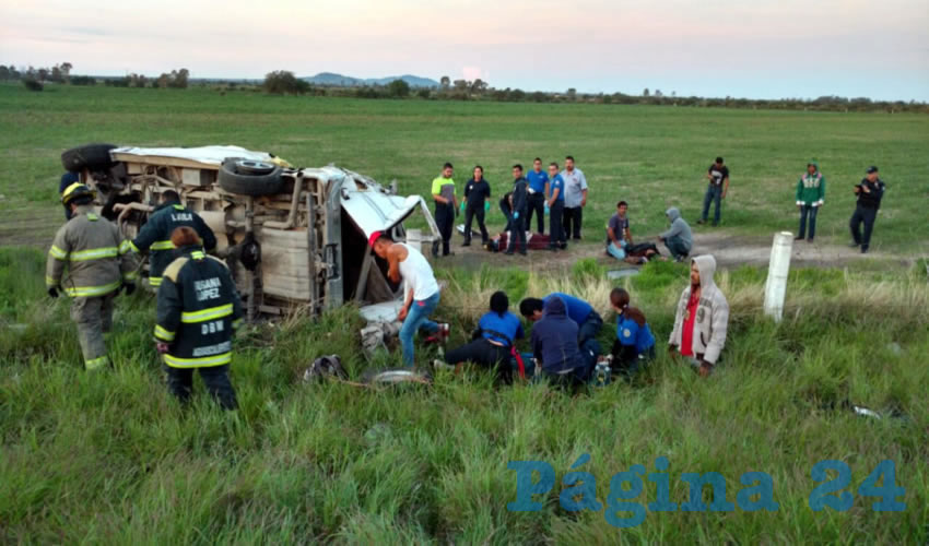 Cuatro personas murieron al salir expulsadas en una de las varias volteretas que dio la Chevrolet tipo Van; una más falleció en el interior