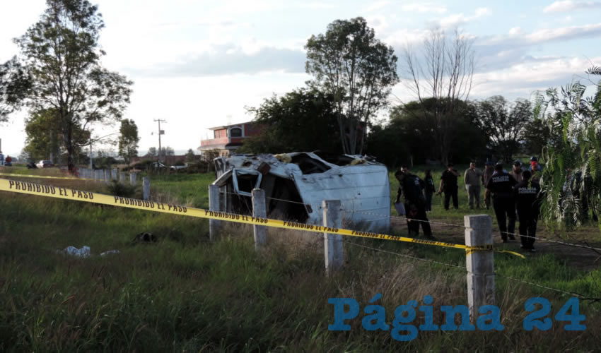 En esta camioneta viajaban 20 personas, incluyendo el chofer, provenientes de La Granja, en Ojuelos, Jalisco