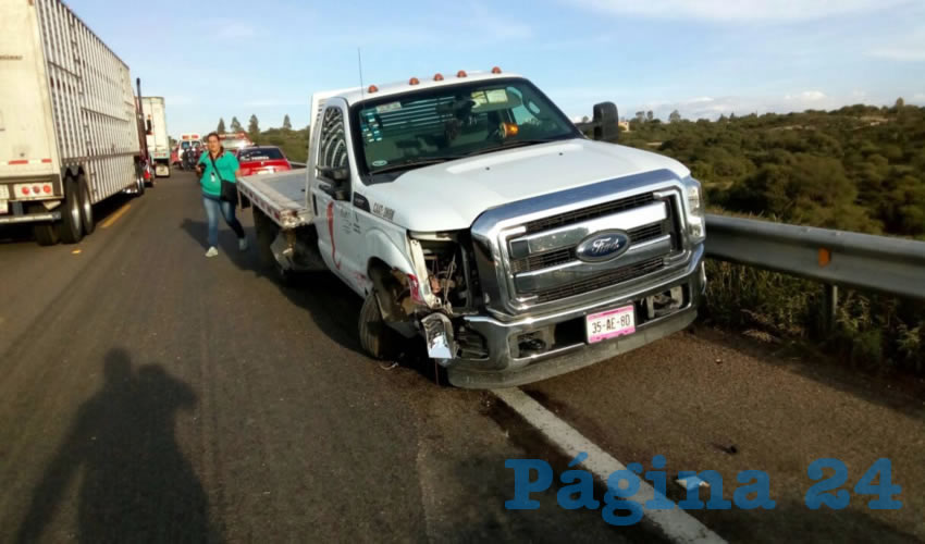La gr&uacute;a de plataforma Ford F-250 s&oacute;lo sufri&oacute; da&ntilde;os en su &aacute;ngulo delantero derecho
