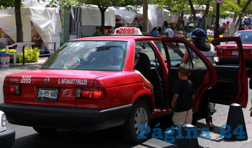 El cambio de taxis rojos a blancos se realizará poco a poco (Foto: Eddylberto Luévano Santillán)