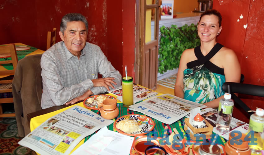 En el restaurante Mercadito Gastron&oacute;mico Col&oacute;n compartieron el desayuno David Mendoza Vargas y la regidora Karla Cassio Madrazo