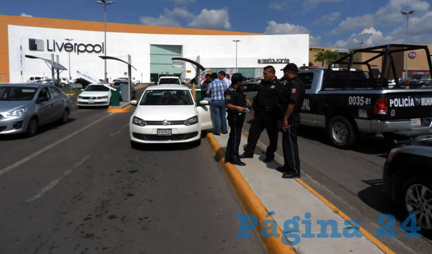 El asalto, perpetrado por tres delincuentes, ocurrió afuera del banco BBVA Bancomer