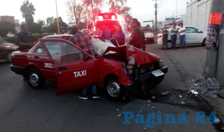El auto qued&oacute; destrozado y el poste estuvo a punto de caer