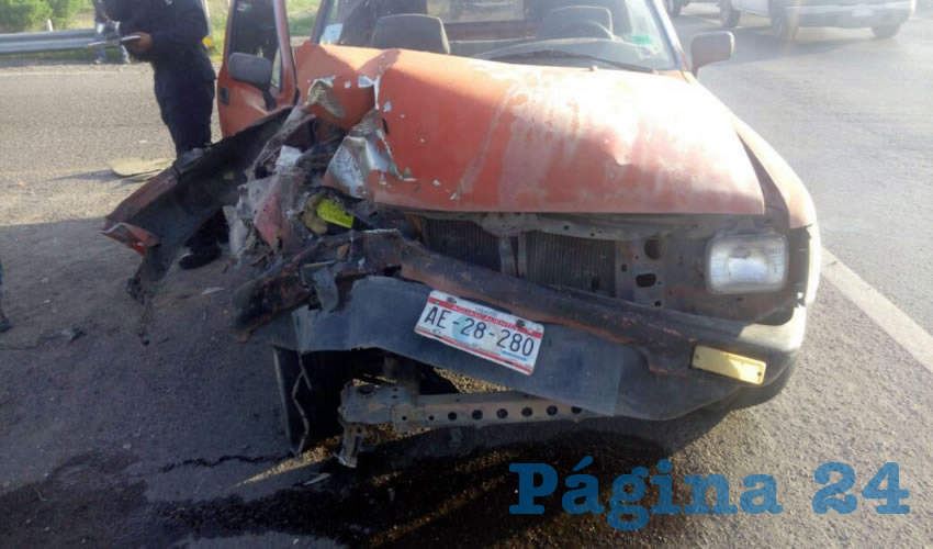 Dos de los tres tripulantes de la camioneta Toyota resultaron heridos, luego de ser colisionados por un tr&aacute;iler