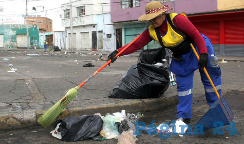 Los principales desechos son bolsas de polietileno, restos de comida, recipientes de unicel y botellas de PET